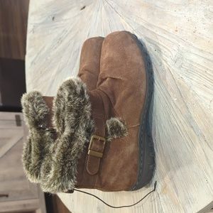 NWT Khombu Lindsey Water Resistant Suede Buckle Boots Brown